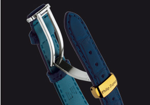 The buckle is comprised of a pivoting element fixed to one side of the bracelet to allow proper adjustment.