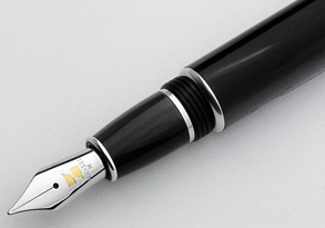 The “Z” logo crowns the pen and is ably chiselled in a gold square panel 